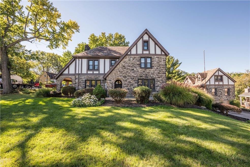 Welcome to 29 Elmhurst Rd. Pristine location in Gr