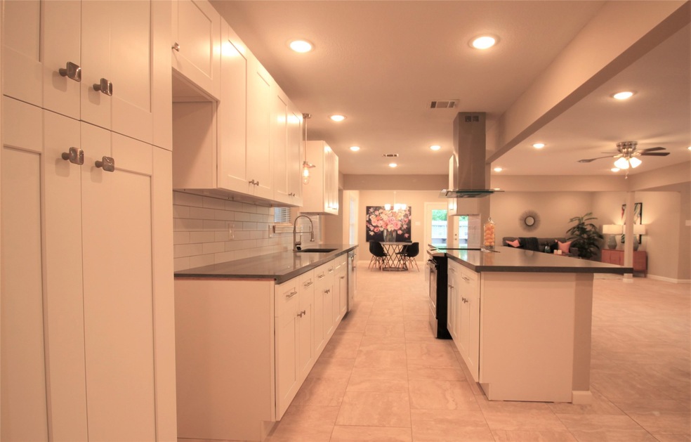 2675 S Woodloch St, Conroe, TX 77385 - photo 1