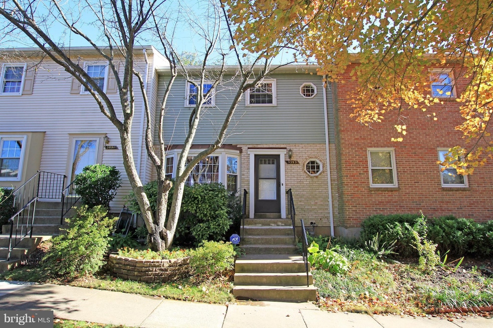 3093 White Birch Ct, Fairfax, VA 22031 - photo 1