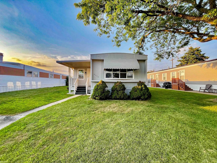 5294 Argyle Ct, Sterling Heights, MI 48310 - photo 1