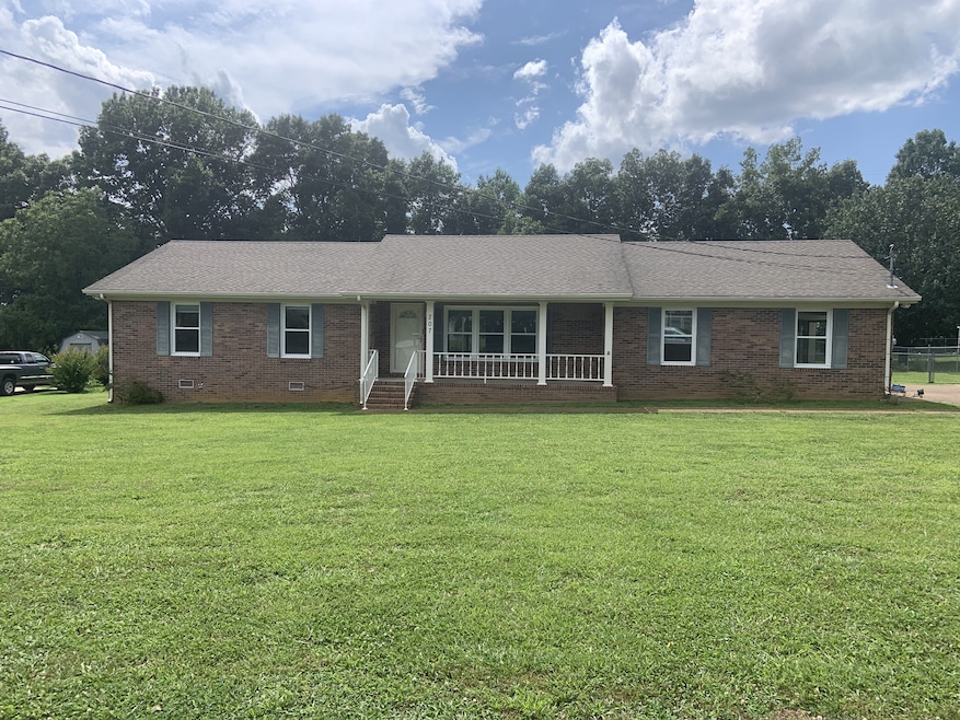207 Idle Dr, Shelbyville, TN 37160 - photo 1