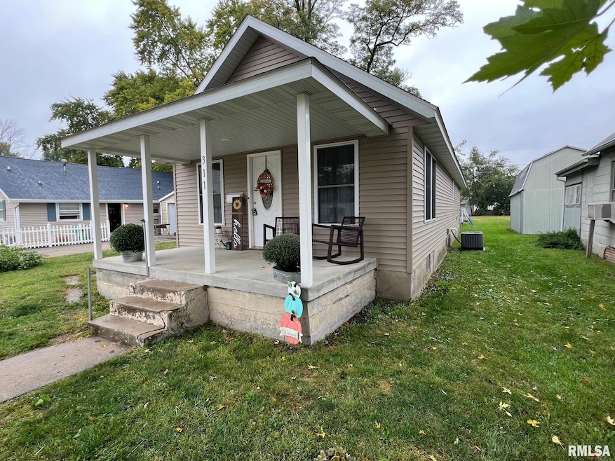311 N Sherman St, Lincoln, IL 62656 - photo 1