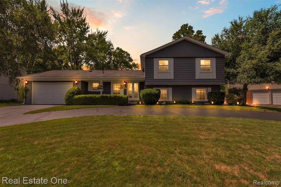 01-5582 Kingsmill Dr,-WindowStill-R.jpg