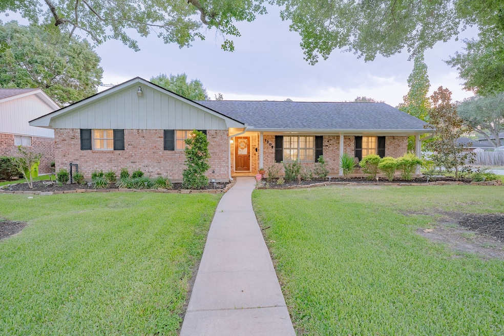 1202 Frances Dr, Rosenberg, TX 77471 - photo 1