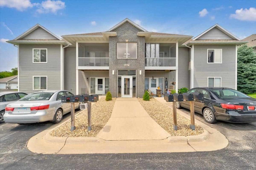 2627 Orchard Dr unit 7, Cedar Falls, IA 50613 - photo 1