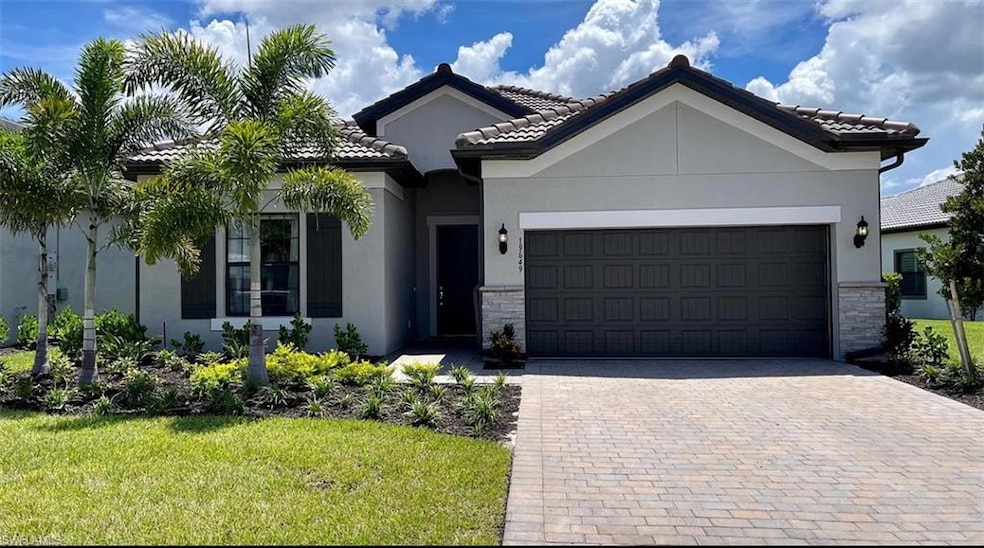 View of front of home featuring a front lawn and a