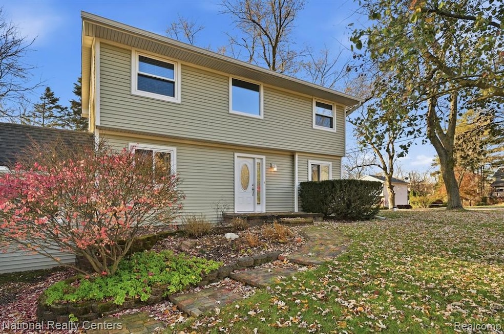 5595 Birdview Heights, Orchard Lake, MI 48324 - photo 1