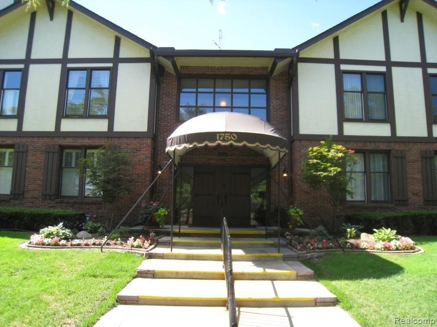 1750 Vernier Rd unit 18, Grosse Pointe Woods, MI 48236 - photo 1