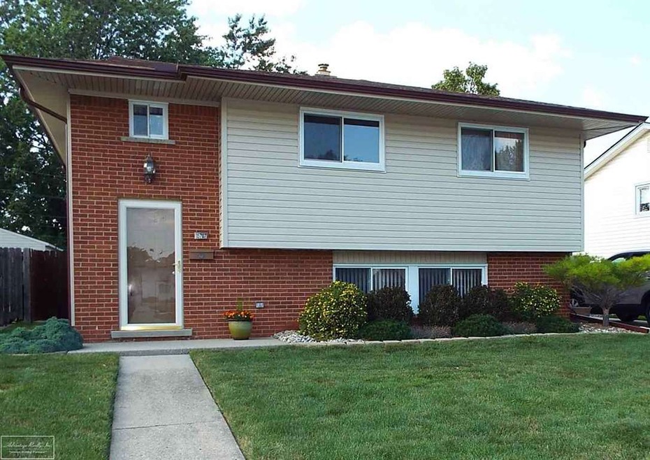 15707 Dugan St, Roseville, MI 48066 - photo 1