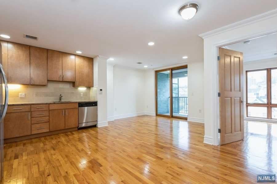 17 Meadow Rd unit 104, Rutherford, NJ 07070 - photo 1