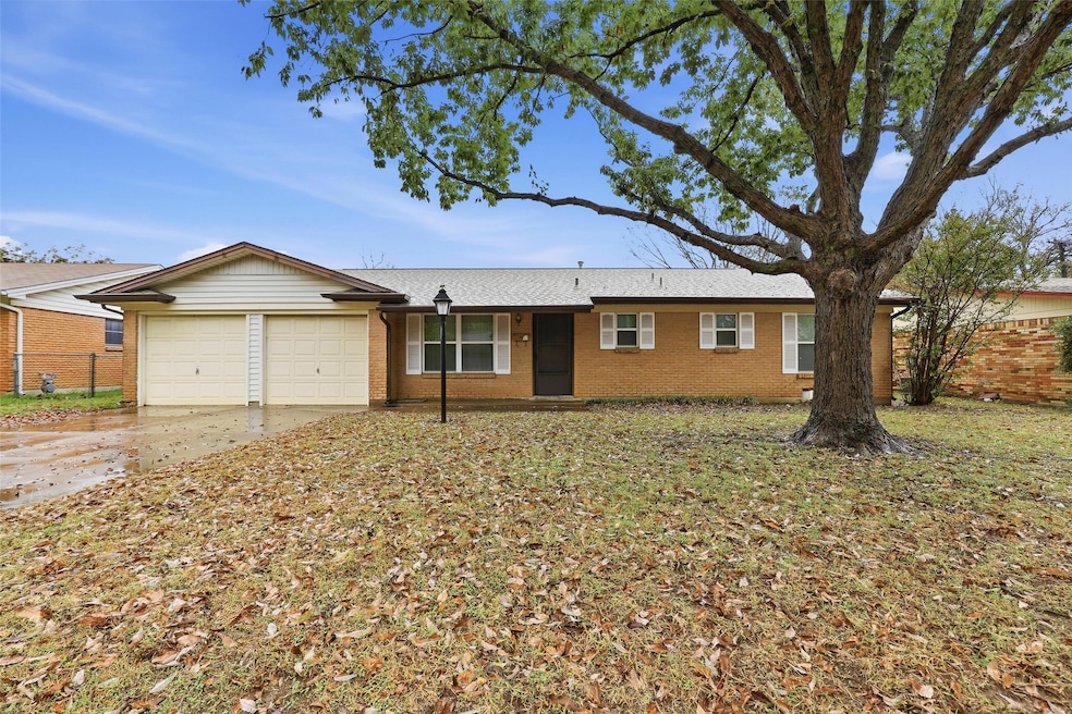 214 NW Jill Ann Dr, Burleson, TX 76028 - photo 1