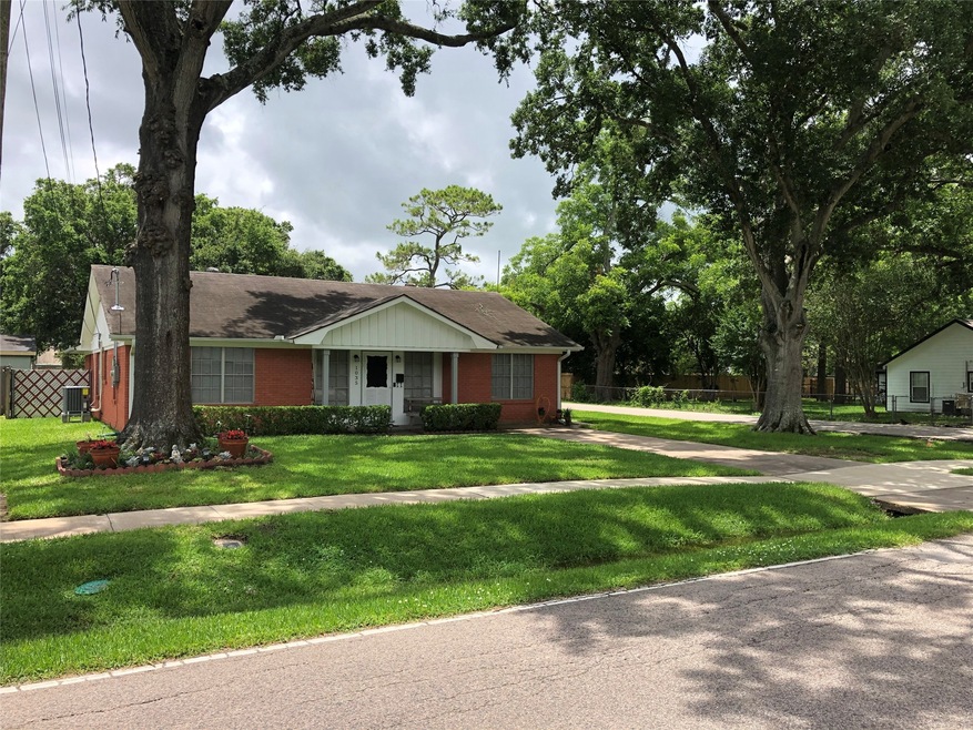 1035 W Willis St, Alvin, TX 77511 - photo 1