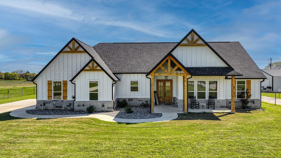 610 Sanger Dr, Springtown, TX 76082 - photo 1