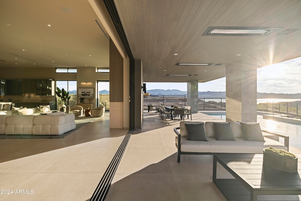INDOOR OUTDOOR LIVING