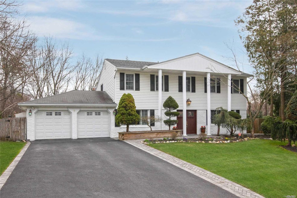 9 Edna Ln, ComMacK, NY 11725 - photo 1