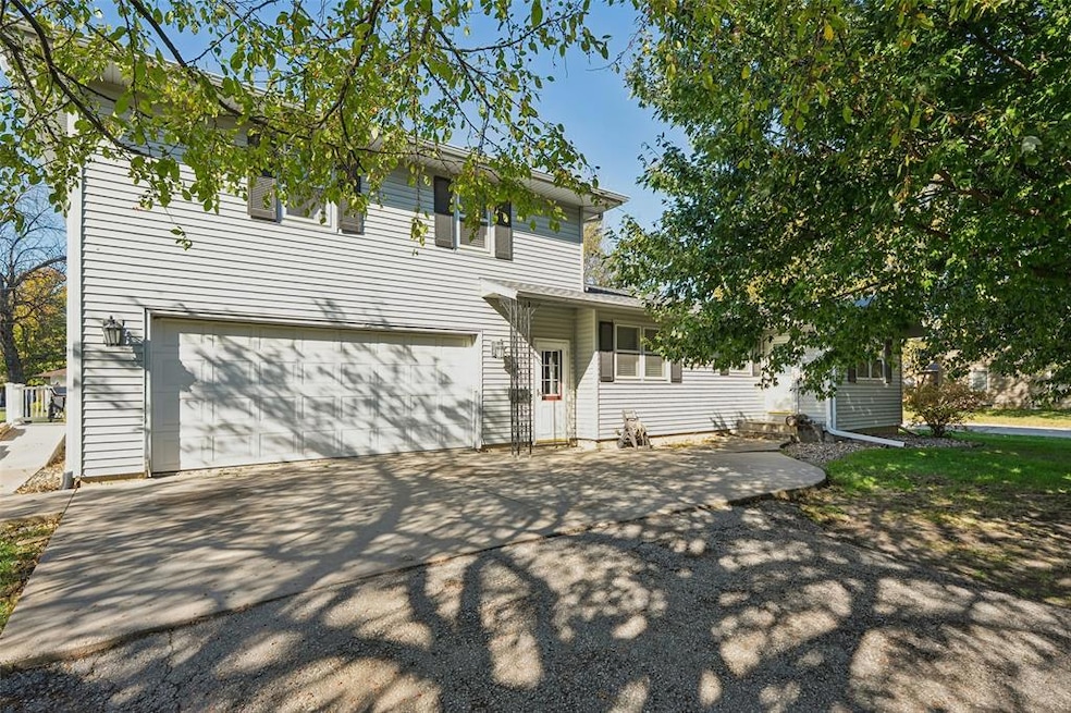 702 10th Ave, Sully, IA 50251 - photo 1