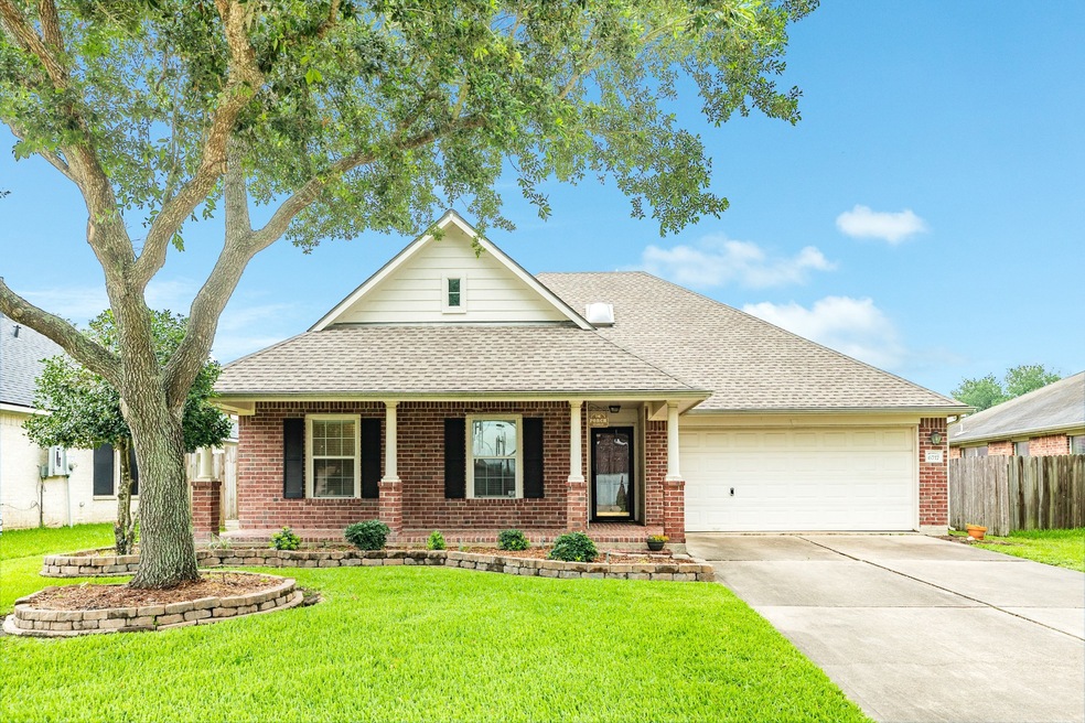 Lovely one-story home located in the West Oaks Village community in Pearland. Easy access to many Houston metropolitan destinations including the Medical Center, Downtown and Galleria area.