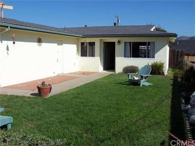 Beautiful, sunny front yard.