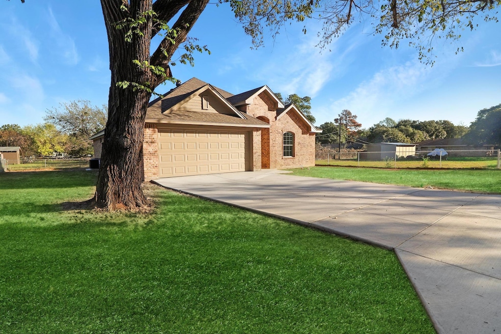 600 Pecan St, Azle, TX 76020 - photo 1