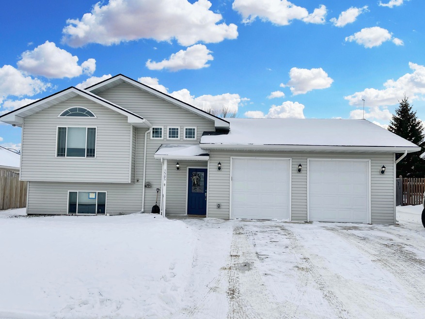 1305 26th St W, Williston, ND 58801 - photo 1