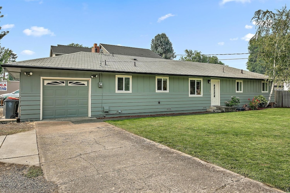 907 Beall Ln, Central Point, OR 97502 - photo 1