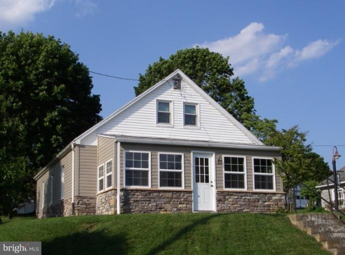 331 Commerce St, Waynesboro, PA 17268 - photo 1