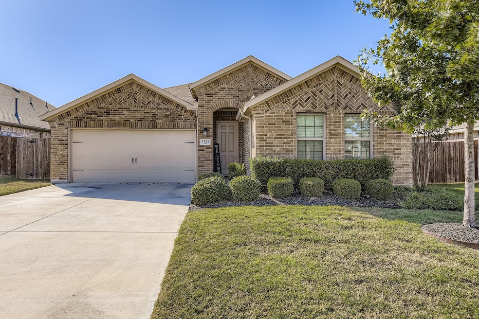 5709 Broad Bay Ln, Fort Worth, TX 76179 - photo 1