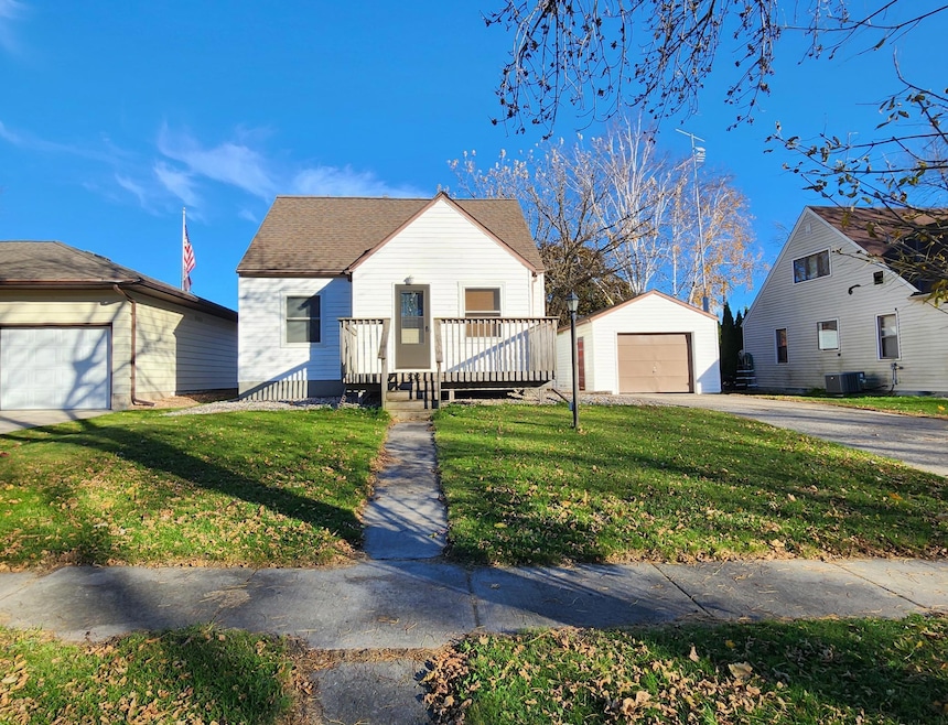 3 Bed 1 Bath House in Danube. Large Backyard and Single Detached Garage.jpg