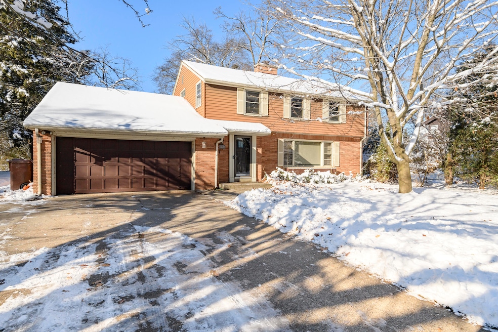 902 Lake Dr, South Milwaukee, WI 53172 - photo 1