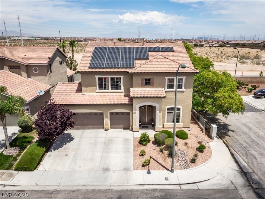 5 bedrooms + den, Over 3000 sq ft on corner of qui