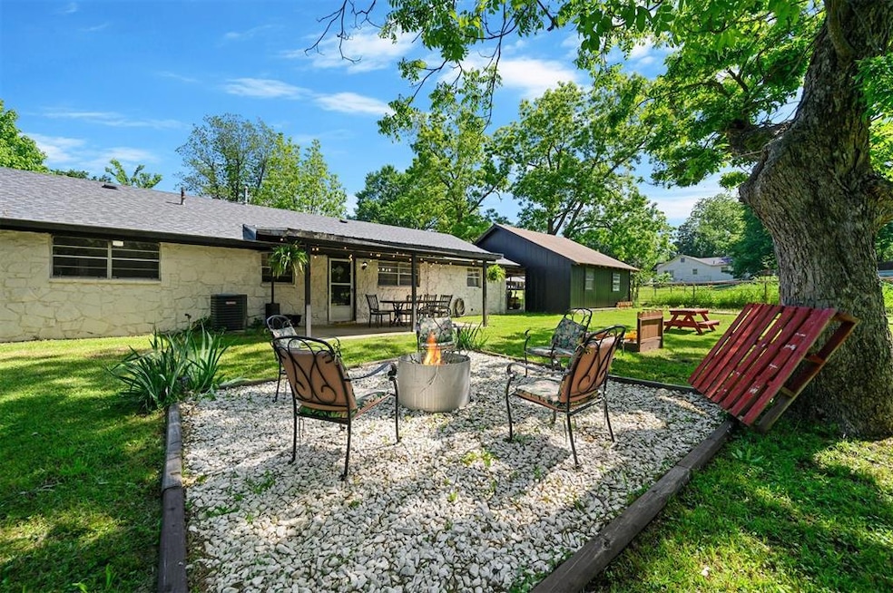 308 E Highland St, Hugo, OK 74743 - photo 1