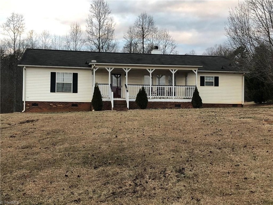 Welcome to 1035 Josephs Lane Pinnacle  3 bedrooms and 2 full baths with large walk in closets.