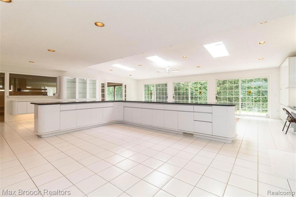 UNBELIEVABLE KITCHEN!!!!!! Must get inside to appr