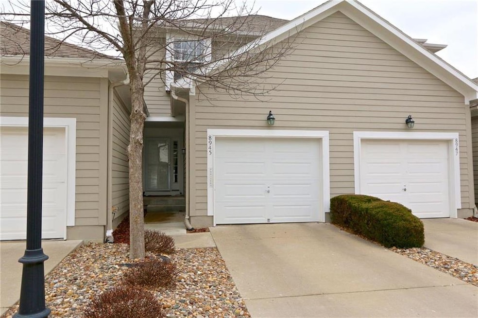 8945 Boehm Dr, Lenexa, KS 66219 - photo 1