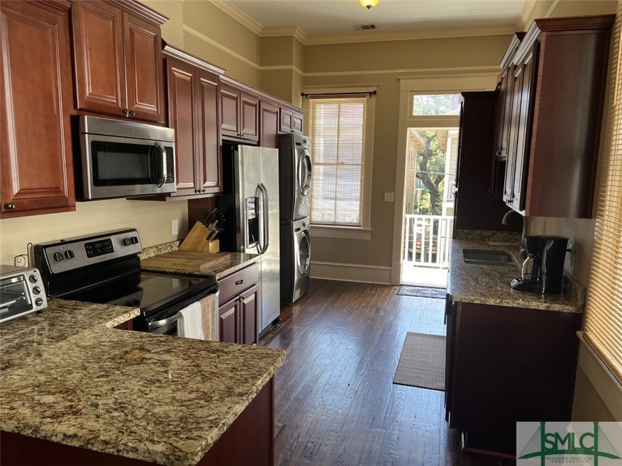 107 W 37th St, Savannah, GA 31401 - photo 1