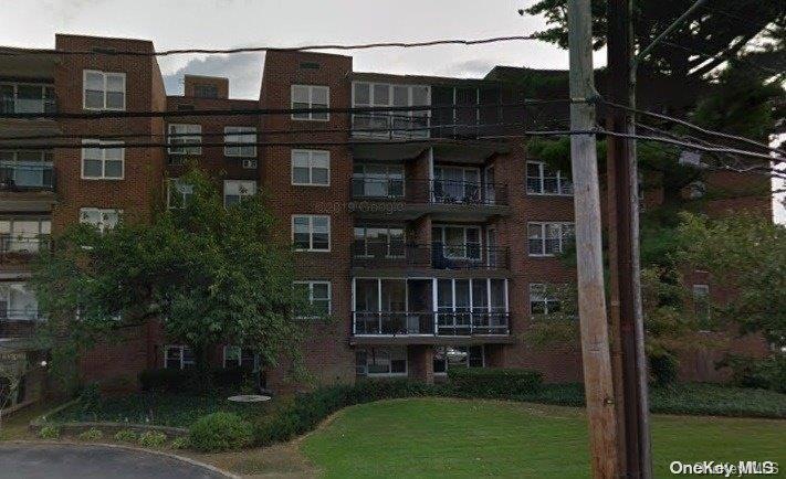 Park Sutton unit 4M, Freeport, NY 11520 - photo 1