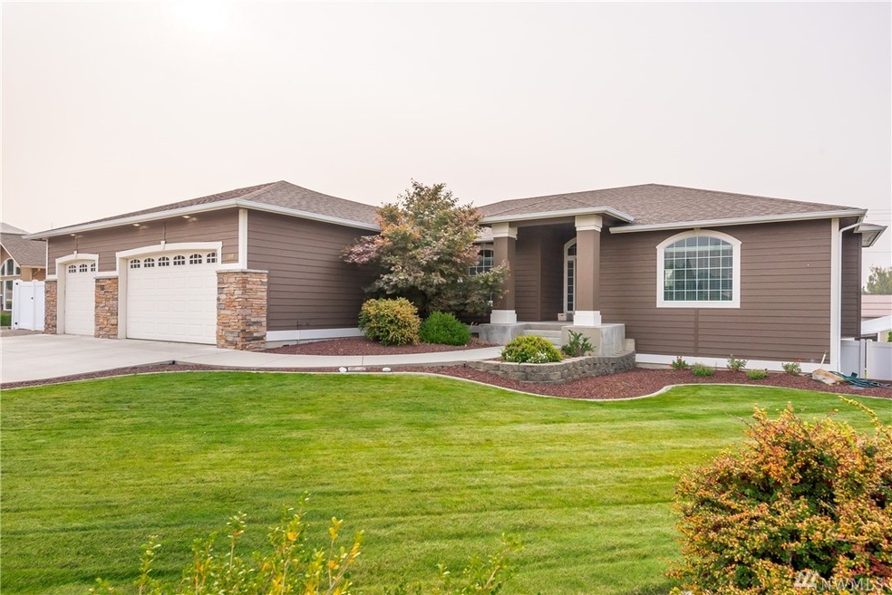 700 Clarissa Ln, East Wenatchee, WA 98802 - photo 1