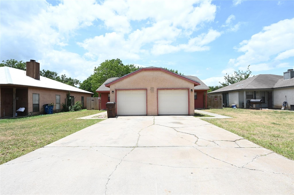 View of front of property with a front lawn, stuc