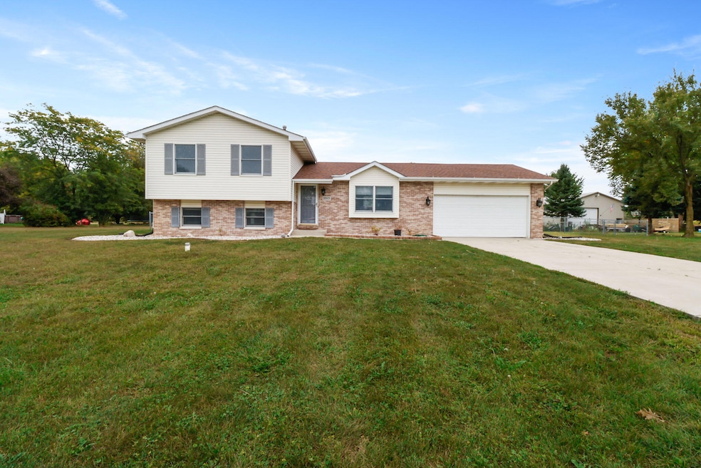 895 Rustic Acres Ln, Hebron, IN 46341 - photo 1