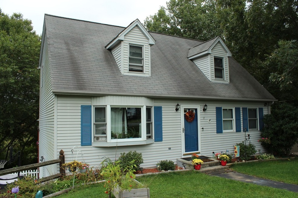 17 Marilyn Dr, Webster, MA 01570 - photo 1