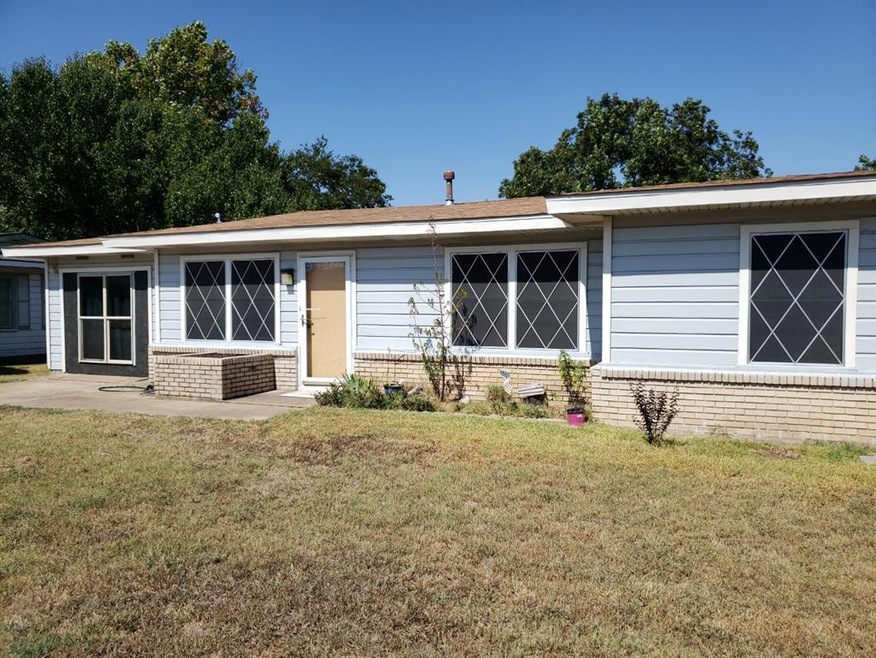 1308 Rose Ave, Cleburne, TX 76033 - photo 1