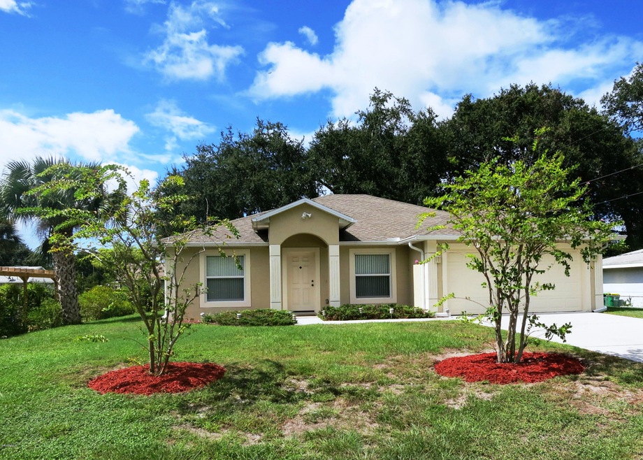 FRONT OF HOUSE VIEW 2