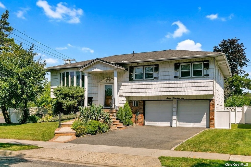 706 University St, Valley Stream, NY 11581 - photo 1