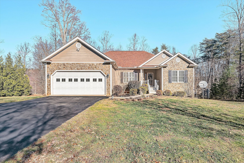 225 Woods Edge Dr, Rocky Mount, VA 24151 - photo 1