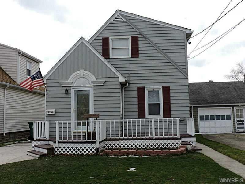 Exterior Front Welcome to this 2 unit Duplex!  Gre