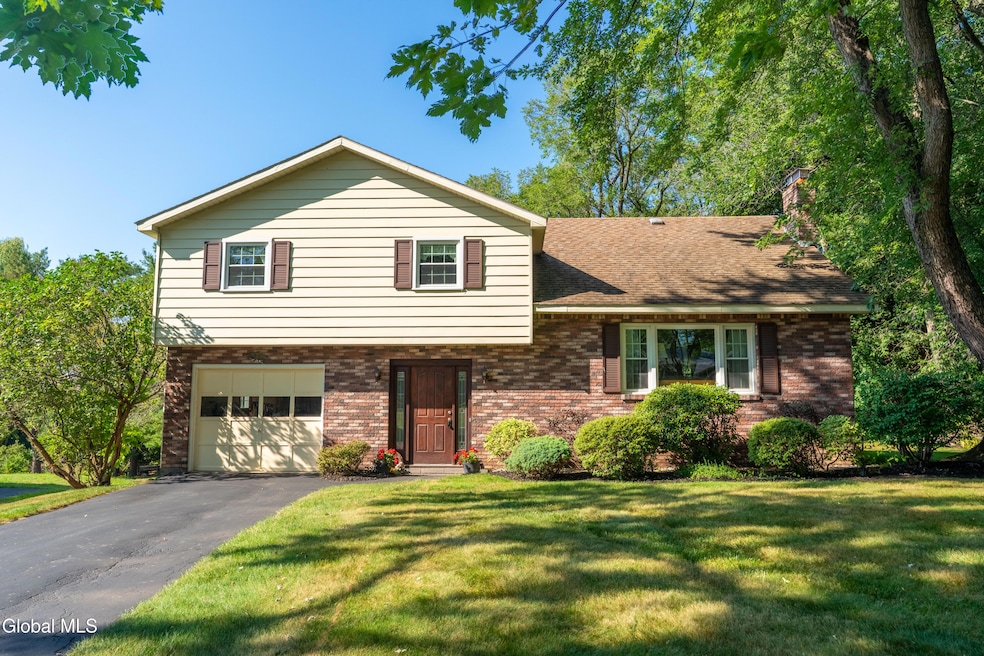 8 Knolls Rd, Schenectady, NY 12309 - photo 1