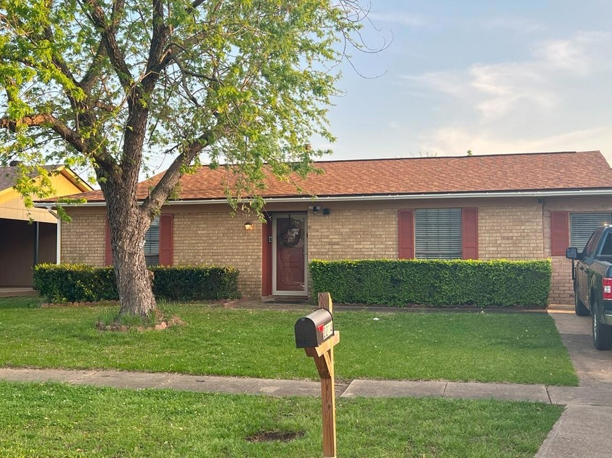 Ranch-style home with brick siding and a front yar