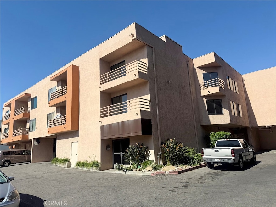 6815 Remmet Ave unit 122, Canoga Park, CA 91303 - photo 1