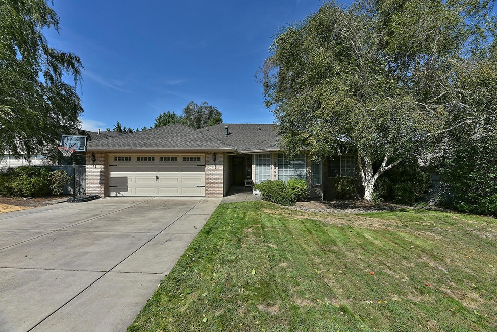 2423 Meadow Creek Dr, Medford, OR 97504 - photo 1