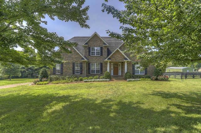 Welcome home to 1621 Callie Way Dr!